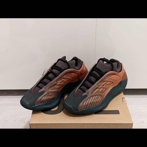 BRAND NEW. Adidas Yeezy 700 V3
Copper Fade
Size 9.5 US - Picture 4 of 5